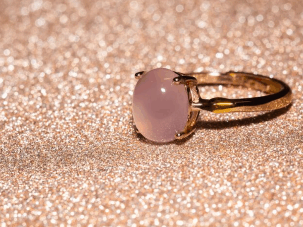 Quais são os benefícios de usar um anel de quartzo rosa?