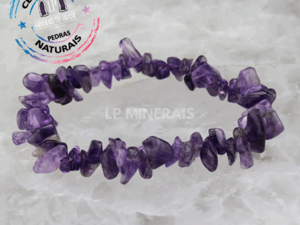 Quais pedras combinam com pulseira dourada e pulseira de cascalho?