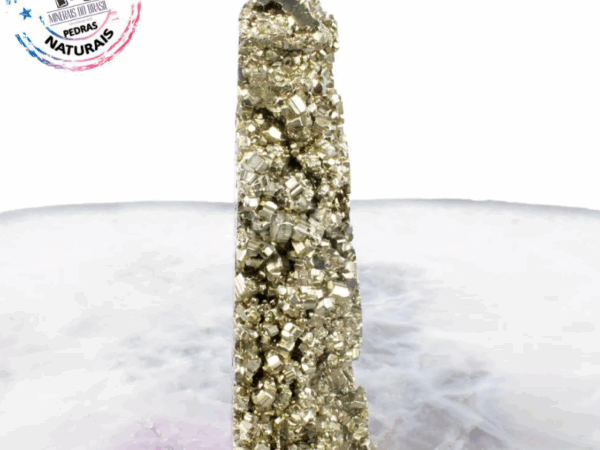 O que é um obelisco de cristal e por que ele é tão usado na decoração?