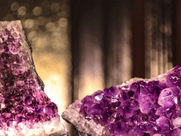 Por que a ametista é uma das pedras mais queridas e poderosas?