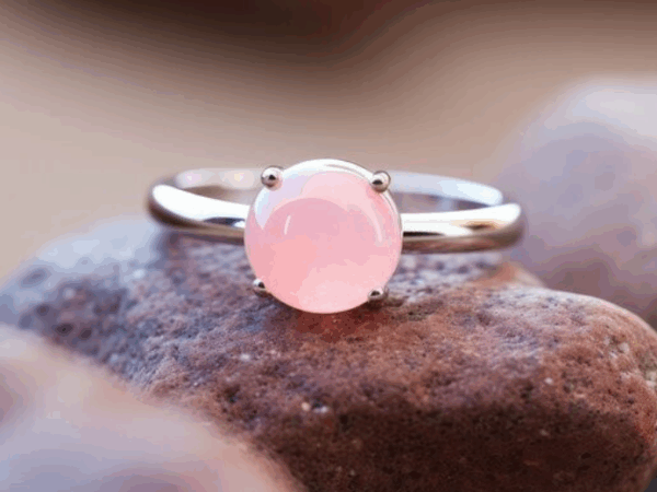Anel de Quartzo: Propriedades Energéticas e Por Que Essa Pedra É Tão Versátil