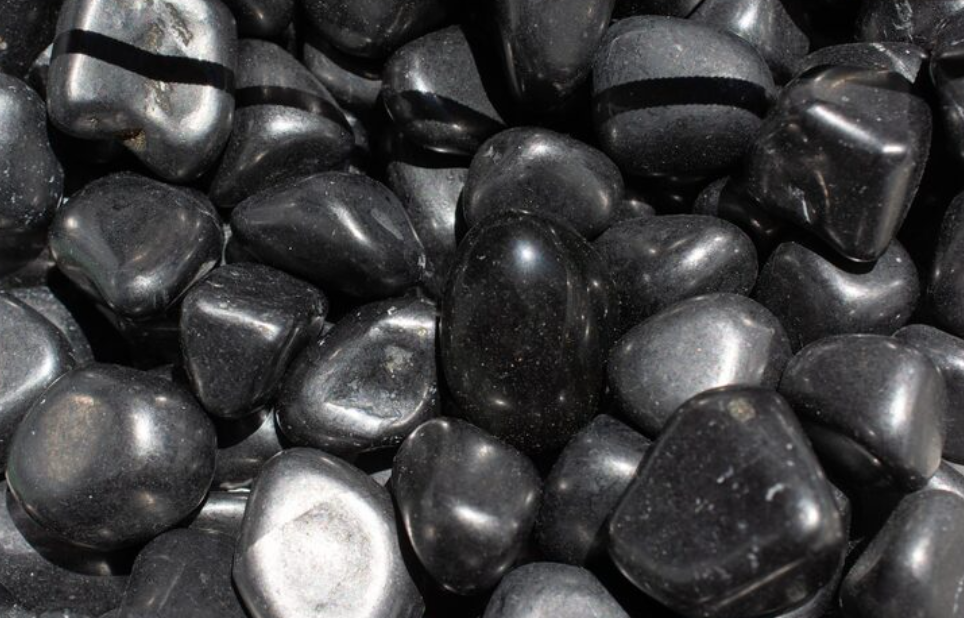 Pirâmide de Obsidiana: O Poder de Proteção dessa Pedra em Formato Sagrado