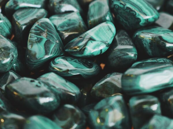 Esmeralda Polida ou Bruta: Diferenças Estéticas e Energéticas para Ajudar na sua Escolha