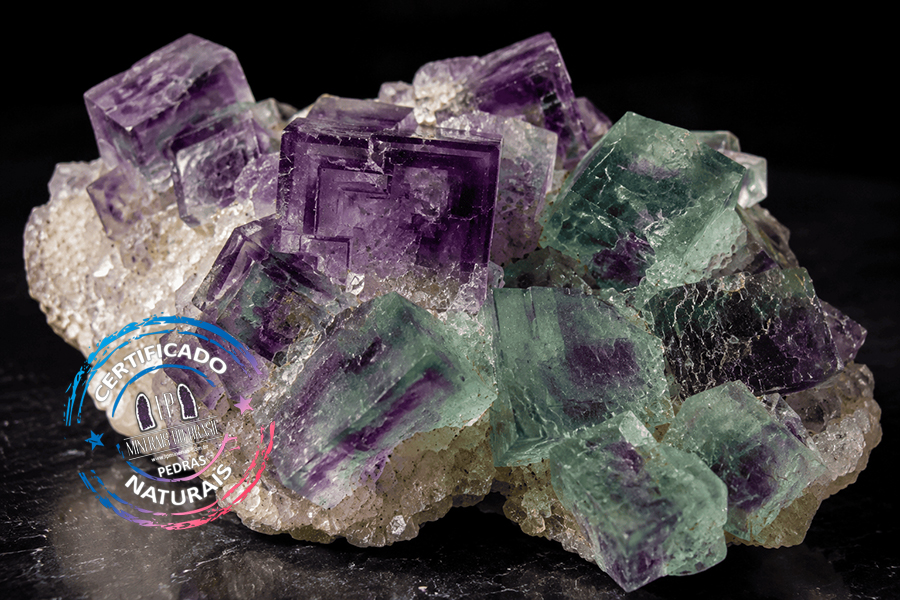 Fluorita: A Pedra da Clareza Mental, da Geometria Natural e da Diversidade Mineralógica